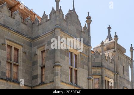 Alupka, Krim - Juli 10. 2019. Fragment der Fassade des Voronzower Palastes - ehemalige Residenz des Grafen Woronzow, jetzt Museum Stockfoto