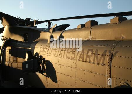 Aufschrift "united States Army" auf der Seite des Rumpfes eines Militärhubschraubers bei Sonnenuntergang Stockfoto