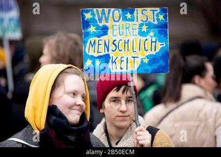 Berlin, Deutschland. März 2020. "Wo ist deine Menschlichkeit" steht auf einem Plakat bei einer Demonstration des Berliner Piers für Migranten an der griechisch-türkischen Grenze. Credit: Christoph Soeder / dpa / Alamy Live News Stockfoto