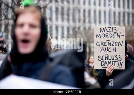 Berlin, Deutschland. März 2020. "Nazi-Mord - auch Grenzen - halt es!!!" steht auf einem Plakat bei einer Demonstration des Berliner Piers für Migranten an der griechisch-türkischen Grenze. Credit: Christoph Soeder / dpa / Alamy Live News Stockfoto