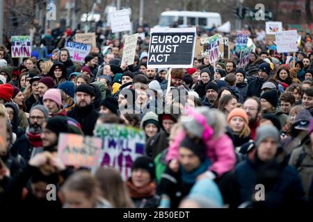 Berlin, Deutschland. März 2020. "Europa muss handeln" steht auf einem Plakat bei einer Demonstration des Berliner Piers für Migranten an der griechisch-türkischen Grenze. Credit: Christoph Soeder / dpa / Alamy Live News Stockfoto