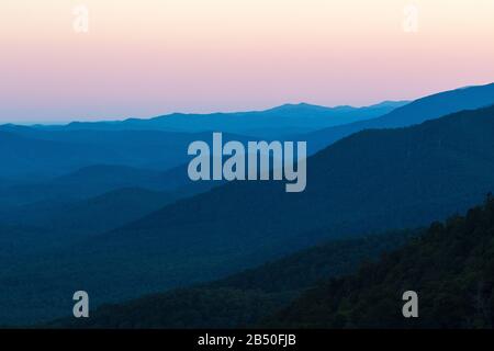 Der Blick vom Pisgah Inn auf den Mount Pisgah, auf den Blue Ridge Parkway in Waynesville, NC, USA, hat eine atemberaubende Aussicht. Stockfoto