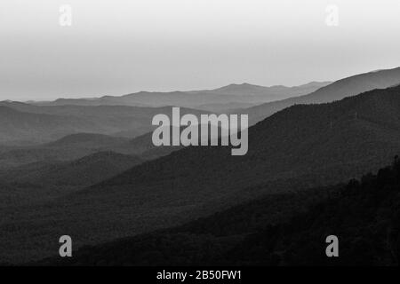 Der Blick vom Pisgah Inn auf den Mount Pisgah, auf den Blue Ridge Parkway in Waynesville, NC, USA, hat eine atemberaubende Aussicht. Stockfoto