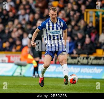 Wolverhampton, Großbritannien. Wolverhampton, Großbritannien. Wolverhampton, Großbritannien. Wolverhampton, Großbritannien. März 2020English Premier League, Wolverhampton Wanderers versus Brighton and Hove Albion; Dan Burn of Brighton &amp; Hove Albion flickt einen Pass mit der Außenseite seines linken Stiefels - Ausschließlich redaktioneller Gebrauch. Keine Verwendung mit nicht autorisierten Audio-, Video-, Daten-, Regallisten-, Club-/Liga-Logos oder Live-Diensten. Die Online-Nutzung ist auf 120 Bilder beschränkt, keine Videoemulation. Keine Verwendung bei Wetten, Spielen oder Einzelspielen/Liga/Spieler Veröffentlichungen Credit: Action Plus Sports Images/Alamy Liv Credit: Action Plus Sports Images/Alamy Stockfoto