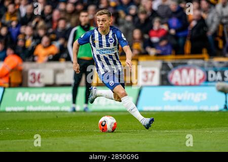 Wolverhampton, Großbritannien. Wolverhampton, Großbritannien. Wolverhampton, Großbritannien. Wolverhampton, Großbritannien. März 2020English Premier League, Wolverhampton Wanderers versus Brighton and Hove Albion; Leandro Trossard of Brighton &amp; Hove Albion sucht nach, wem er den Ball passieren kann - Streng genommen nur für redaktionelle Zwecke. Keine Verwendung mit nicht autorisierten Audio-, Video-, Daten-, Regallisten-, Club-/Liga-Logos oder Live-Diensten. Die Online-Nutzung ist auf 120 Bilder beschränkt, keine Videoemulation. Keine Verwendung bei Wetten, Spielen oder Einzelspielen/Liga/Spielerpublikationen Credit: Action Plus Sports Images/Alamy Credit: Action Plus Sports Images/Alamy Stockfoto