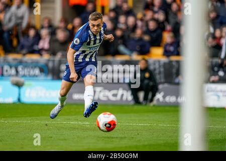 Wolverhampton, Großbritannien. Wolverhampton, Großbritannien. Wolverhampton, Großbritannien. Wolverhampton, Großbritannien. März 2020English Premier League, Wolverhampton Wanderers versus Brighton and Hove Albion; Leandro Trossard von Brighton &amp; Hove Albion trifft einen Pass über das Gesicht von Goal Credit: Action Plus Sports Images/Alamy Live News Credit: Action Plus Sports Images/Alamy Live News Credit Stockfoto