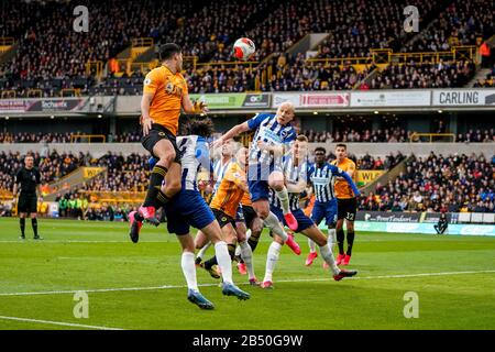 Wolverhampton, Großbritannien. Wolverhampton, Großbritannien. Wolverhampton, Großbritannien. Wolverhampton, Großbritannien. März 2020English Premier League, Wolverhampton Wanderers versus Brighton and Hove Albion; Aaron Mooy von Brighton &amp; Hove Albion Heads Clear Credit: Action Plus Sports Images/Alamy Live News Credit: Action Plus Sports Images/Alamy Live News Credit: Action Plus Sports Images/Alamy Live News Stockfoto