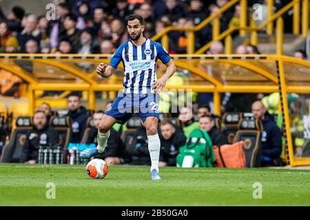 Wolverhampton, Großbritannien. Wolverhampton, Großbritannien. Wolverhampton, Großbritannien. Wolverhampton, Großbritannien. März 2020English Premier League, Wolverhampton Wanderers versus Brighton and Hove Albion; Mart&#xed;n Montoya of Brighton &amp; Hove Albion leitet den Ball zurück zu seiner zentralen Verteidigung - Streng genommen nur redaktionelle Verwendung. Keine Verwendung mit nicht autorisierten Audio-, Video-, Daten-, Regallisten-, Club-/Liga-Logos oder Live-Diensten. Die Online-Nutzung ist auf 120 Bilder beschränkt, keine Videoemulation. Keine Verwendung bei Wetten, Spielen oder Einzelspielen/Liga/Spielerpublikationen Credit: Action Plus Sports Images/Al Credit: Action Plus Sports Images/Alamy Stockfoto