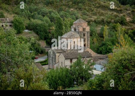 Die mittelalterliche Abteikirche von Iglesia de Santa María, Santa Cruz de la Serós, Huesca. Spanien. Stockfoto