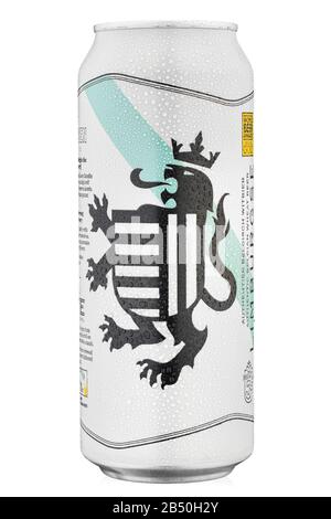 Ukraine, Kiew - 17. Februar. 2020: Kalte Aluminiumkälte aus Limburgse Witte Bier, auf weißem Hintergrund. Wasser fällt ab. Datei enthält Clip. Stockfoto