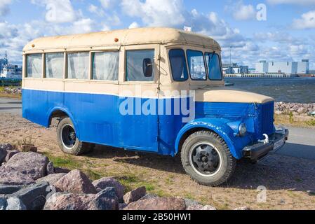 KRONSHTADT, RUSSLAND - 14. SEPTEMBER 2019: Alter Sowjet KAvZ-651A auf dem internationalen Festival des Retro-Transports "Fortuna-2019" Stockfoto