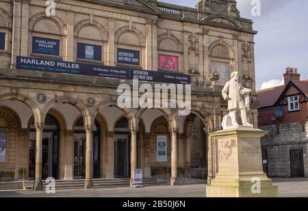 Die Statue von William Etty steht auf einem Sockel vor der York Art Gallery. Hinter dem Gebäude aus dem 19. Jahrhundert steht die Architektur im italienischen Stil. Stockfoto