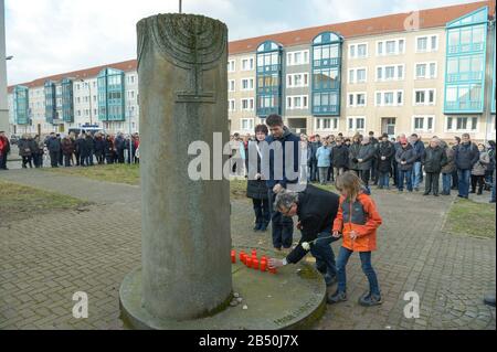 07. März 2020, Sachsen-Anhalt, Dessau-Roßlau: Die Teilnehmer legen bei einem Gedenkstele in der Kantorstraße der Opfer des Holocaust ihre Kleidung nieder. Am 7. März 2020 jährt sich der 75. Jahrestag der Zerstörung der Stadt im Zweiten Weltkrieg durch einen Bombenabwurf. Unter dem Motto "Versöhnung schafft Frieden" hat das Netzwerk "Lebendige Demokratie" mit zahlreichen Partnern ein Gedenkprogramm veranstaltet. Foto: Heiko Rebsch / dpa-Zentralbild / dpa Stockfoto