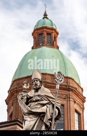 Marmorstatue von Bischof San Petronio (1683) und der Basilika von Santi Bartolomeo e Gaetano (1516), Innenstadt von Bologna, Emilia-Romagna, Italien, Europa. Stockfoto