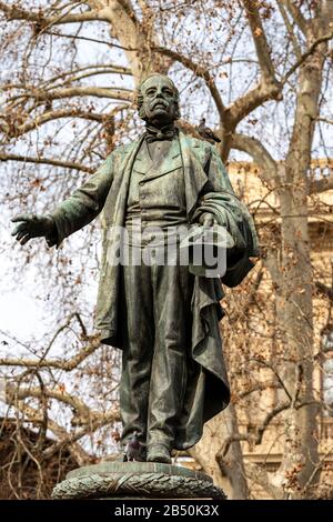 Bronzestatue (1896) von Marco Minghetti (18-1946), italienischer Rechtspolitiker, auf der Piazza Minghetti, in der Innenstadt von Bologna, Emilia-Romagna, Italien Stockfoto