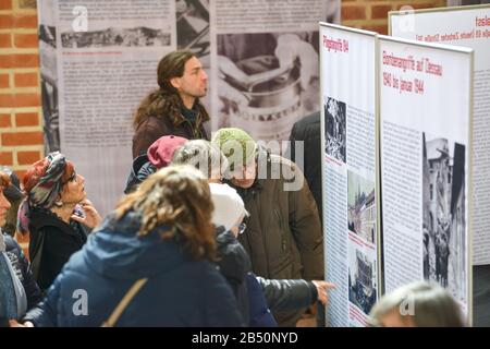 07. März 2020, Sachsen-Anhalt, Dessau-Roßlau: Teilnehmer informieren sich bei einer Ausstellung in der Marienkirche über die Zerstörung der Stadt durch die Bombardierung. Am 7. März 2020 jährt sich der 75. Jahrestag der Zerstörung der Stadt durch Bombenangriffe im Zweiten Weltkrieg. Unter dem Motto "Versöhnung schafft Frieden" hat das Netzwerk "Lebendige Demokratie" mit zahlreichen Partnern ein Gedenkprogramm veranstaltet. Foto: Heiko Rebsch / dpa-Zentralbild / dpa Stockfoto