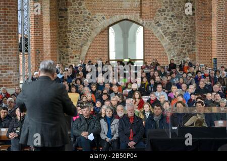 07. März 2020, Sachsen-Anhalt, Dessau-Roßlau: Teilnehmer nehmen an einer Gedenkfeier in der Marienkirche Teil. Am 7. März 2020 jährt sich der 75. Jahrestag der Zerstörung der Stadt im Zweiten Weltkrieg durch einen bombenangriff. Unter dem Motto "Versöhnung schafft Frieden" hat das Netzwerk "Lebendige Demokratie" mit zahlreichen Partnern ein Gedenkprogramm veranstaltet. Foto: Heiko Rebsch / dpa-Zentralbild / dpa Stockfoto