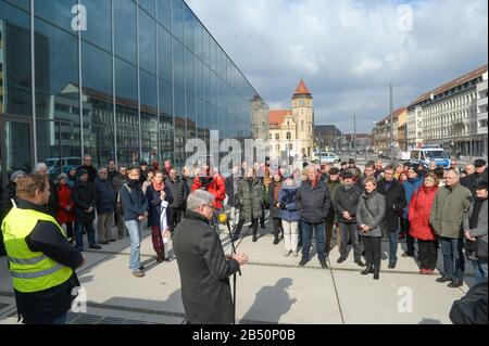 07. März 2020, Sachsen-Anhalt, Dessau-Roßlau: Teilnehmer gehen auf Gedenkfahrt durch Dessau. Am 7. März 2020 jährt sich der 75. Jahrestag der Zerstörung der Stadt durch einen bombenangriff im Zweiten Weltkrieg. Das Netzwerk "Lebendige Demokratie" hatte mit zahlreichen Partnern unter dem Motto "Versöhnung schafft Frieden" ein Gedenkprogramm organisiert. Ausgangspunkt der Tournee war das neue Bauhausmuseum im Zentrum Dessaus. Foto: Heiko Rebsch / dpa-Zentralbild / dpa Stockfoto