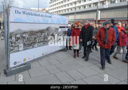 07. März 2020, Sachsen-Anhalt, Dessau-Roßlau: Teilnehmer gehen auf einer Gedenkfahrt durch Dessau auf eine historische Fotografie der Zerstörung der spanischen Stadt Guernica im Jahr 1937. Der 7. März 2020 ist der 75. Jahrestag der Zerstörung der Stadt im zweiten Weltkrieg durch einen Bombenabwurf. Unter dem Motto "Versöhnung schafft Frieden" hat das Netzwerk "Lebendige Demokratie" mit zahlreichen Partnern ein Gedenkprogramm veranstaltet. Foto: Heiko Rebsch / dpa-Zentralbild / dpa Stockfoto