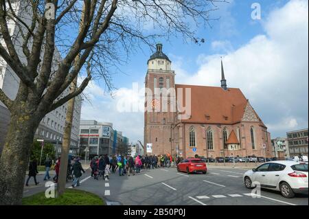 07. März 2020, Sachsen-Anhalt, Dessau-Roßlau: Teilnehmer gehen auf Gedenkfahrt durch Dessau an der Marienkirche. Am 7. März 2020 jährt sich der 75. Jahrestag der Zerstörung der Stadt durch einen bombenangriff im Zweiten Weltkrieg. Das Netzwerk "Lebendige Demokratie" hatte mit zahlreichen Partnern unter dem Motto "Versöhnung schafft Frieden" ein Gedenkprogramm organisiert. Foto: Heiko Rebsch / dpa-Zentralbild / dpa Stockfoto