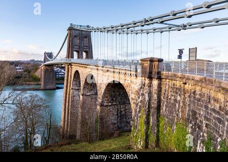 Die Menai-Brücke über die Menai-Straße vom Festland aus in Richtung Anglesey Stockfoto