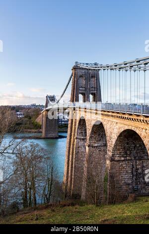 Die Menai-Brücke über die Menai-Straße vom Festland aus in Richtung Anglesey Stockfoto