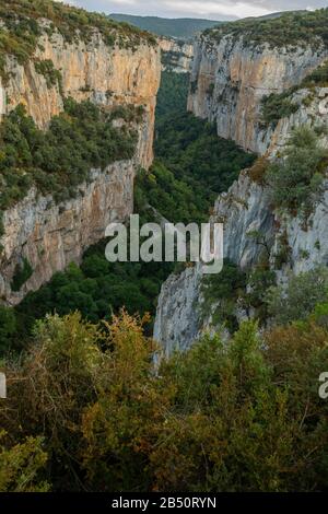 Arbayun Gorge, Foz de Arbayun durch Kalksteine in den Pyrenäen von Navarra. Stockfoto