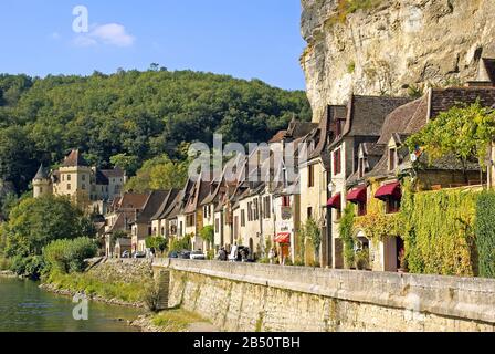 Häuser am Fluss Dordogne in La Roque-Gageac. Stockfoto