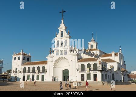 Der Provinz Huelva in Spanien: Die beeindruckende Kirche, Santuario de Nuestra Señora del Rocio in der Stadt El Rocio. Stockfoto