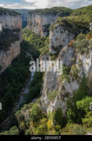 Arbayun Gorge, Foz de Arbayun durch Kalksteine in den Pyrenäen von Navarra. Stockfoto