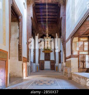 Saal im historischen Haus Zeinab Khatoun aus osmanischer Zeit mit bemalter Holzdecke, Marmorboden mit bunten geometrischen Mustern und großem Kronleuchter, Mittelalterkairo, Ägypten