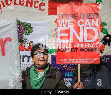 London, Großbritannien. März 2020. Tausende von Frauen aus allen Schichten des Lebens vereinen sich erneut, um von der Oxford Street zum Trafalgar Square zu marschieren, um männliche Gewalt gegen Frauen und Mädchen in Großbritannien und weltweit hervorzuheben und zu beenden. Der marsch wird von Der Million Women Rise Coalition mit Unterstützung vieler lokaler ethnischer Gemeinden organisiert. Kredit: Imageplotter/Alamy Live News Stockfoto