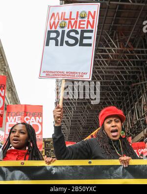 London, Großbritannien. März 2020. Tausende von Frauen aus allen Schichten des Lebens vereinen sich erneut, um von der Oxford Street zum Trafalgar Square zu marschieren, um männliche Gewalt gegen Frauen und Mädchen in Großbritannien und weltweit hervorzuheben und zu beenden. Der marsch wird von Der Million Women Rise Coalition mit Unterstützung vieler lokaler ethnischer Gemeinden organisiert. Kredit: Imageplotter/Alamy Live News Stockfoto