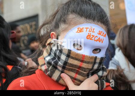 London, Großbritannien. März 2020. Tausende von Frauen aus allen Schichten des Lebens vereinen sich erneut, um von der Oxford Street zum Trafalgar Square zu marschieren, um männliche Gewalt gegen Frauen und Mädchen in Großbritannien und weltweit hervorzuheben und zu beenden. Der marsch wird von Der Million Women Rise Coalition mit Unterstützung vieler lokaler ethnischer Gemeinden organisiert. Kredit: Imageplotter/Alamy Live News Stockfoto