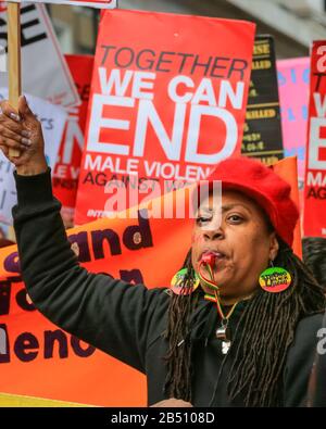 London, Großbritannien. März 2020. Tausende von Frauen aus allen Schichten des Lebens vereinen sich erneut, um von der Oxford Street zum Trafalgar Square zu marschieren, um männliche Gewalt gegen Frauen und Mädchen in Großbritannien und weltweit hervorzuheben und zu beenden. Der marsch wird von Der Million Women Rise Coalition mit Unterstützung vieler lokaler ethnischer Gemeinden organisiert. Kredit: Imageplotter/Alamy Live News Stockfoto