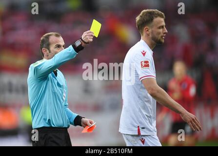 Freiburg, Deutschland. März 2020. Fußball: Bundesliga, SC Freiburg - 1. FC Union Berlin, 25. Spieltag im Schwarzwaldstadion. Schiedsrichter Marco Fritz zeigt Marvin Friedrich (r) von Berlin die gelb-rote Karte. Credit: Patrick Seeger / dpa - WICHTIGER HINWEIS: Gemäß den Vorschriften der DFL Deutsche Fußball Liga und des DFB Deutscher Fußball-Bund ist es untersagt, im Stadion und/oder aus dem fotografierten Spiel in Form von Sequenzbildern und/oder videoähnlichen Fotoserien auszunutzen oder auszunutzen./dpa/Alamy Live News Stockfoto