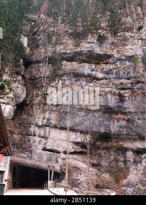 Eingang der Höhlen von Villorbe im Juragebirge in Vallorbe, Schweiz. Stockfoto