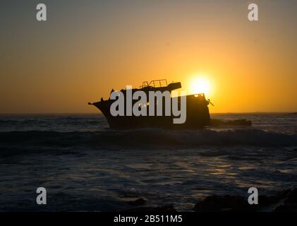 Sonnenuntergang hinter Schiffswrack des japanischen Trawlers Meisho Maru Nr. 38 in der Nähe von kap agulhas Stockfoto