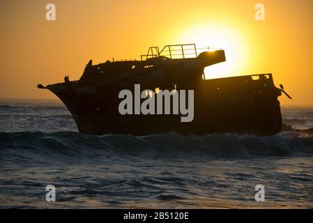 Sonnenuntergang hinter Schiffswrack des japanischen Trawlers Meisho Maru Nr. 38 in der Nähe von kap agulhas Stockfoto