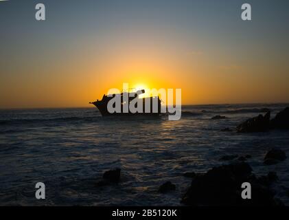 Sonnenuntergang hinter Schiffswrack des japanischen Trawlers Meisho Maru Nr. 38 in der Nähe von kap agulhas Stockfoto