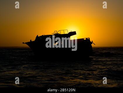 Sonnenuntergang hinter Schiffswrack des japanischen Trawlers Meisho Maru Nr. 38 in der Nähe von kap agulhas Stockfoto