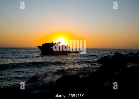 Sonnenuntergang hinter Schiffswrack des japanischen Trawlers Meisho Maru Nr. 38 in der Nähe von kap agulhas Stockfoto