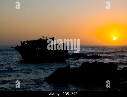 Sonnenuntergang hinter Schiffswrack des japanischen Trawlers Meisho Maru Nr. 38 in der Nähe von kap agulhas Stockfoto