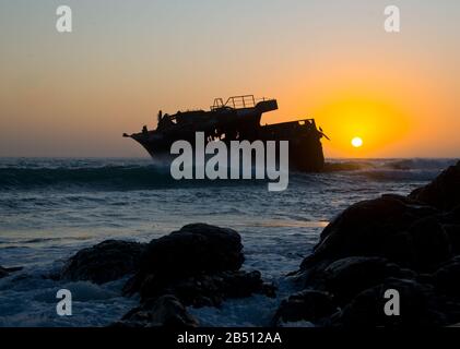 Sonnenuntergang hinter Schiffswrack des japanischen Trawlers Meisho Maru Nr. 38 in der Nähe von kap agulhas Stockfoto