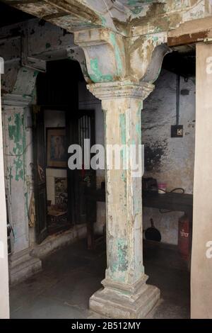Ahmedabad/Indien/11. April 2017: Alte strukturelle Säule im indianerhaus in Ahmedabad Stockfoto