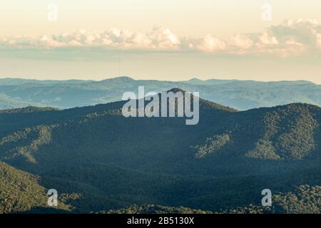 Der Blick vom Pisgah Inn auf den Mount Pisgah, auf den Blue Ridge Parkway in Waynesville, NC, USA, hat eine atemberaubende Aussicht. Stockfoto