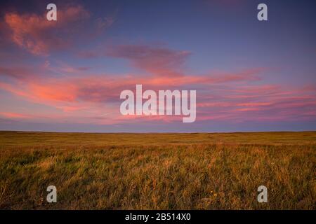 SD00323-00...SOUTH DAKOTA - Sonnenuntergang über den Präriegrasen auf der Nordostseite des Badlands National Park. Stockfoto