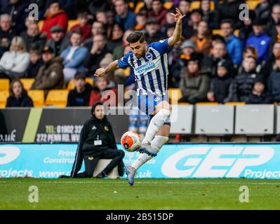 Wolverhampton, Großbritannien. Wolverhampton, Großbritannien. März 2020English Premier League, Wolverhampton Wanderers versus Brighton and Hove Albion; Alireza Jahanbakhsh of Brighton &amp; Hove Albion kontrolliert den Ball Credit: Action Plus Sports Images/Alamy Live News Credit: Action Plus Sports Images/Alamy Live News Stockfoto