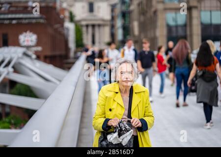 London, Großbritannien, 14. Juli 2019. Ältere Frau, die an der Millenniumsbrücke spaziert Stockfoto