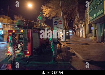 Die Desinfektion öffentlicher Orte und Durchgangsstraßen in Shiraz, Lotfali-Khan-Zand St. wird im Gange, um den Ausbruch von Coronavirus zu verhindern und zu bekämpfen (COVID-19). Dazu haben Experten des Gesundheitsministeriums mit der Landesfeuerwehr zusammengearbeitet und die Stadt in den späten Nachtstunden mit Maschinen und mobilen Pumpen desinfiziert. Iran, Provinz Fars, Stadt Shiraz. Stockfoto